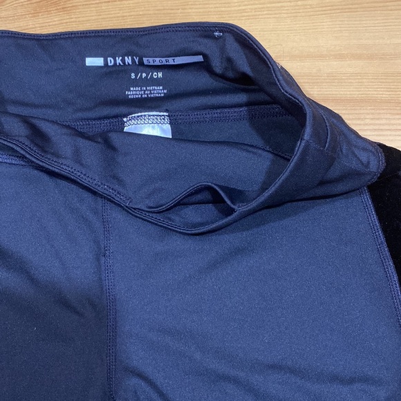 **NWOT ** DKNY YOGA CAPRI LEGGINGS 21” - Picture 3 of 6